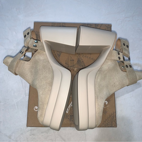 Free people Hybrid Harness Boot in Diamond Suede
Size 10 new in box cream beige - Picture 13 of 16